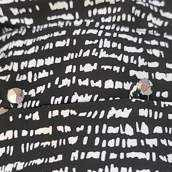 Apt 9 Womens Size X-Large White Abstract V-Neck Silver Accent Blouse EUC - Picture 6 of 10